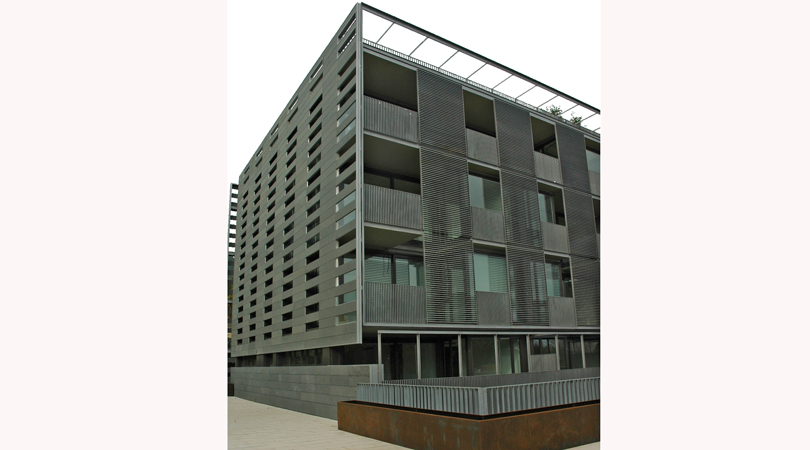 EDIFICI PLURIFAMILIAR PER A 30 VIVENDES A LA RONDA DE DALT DE BARCELONA